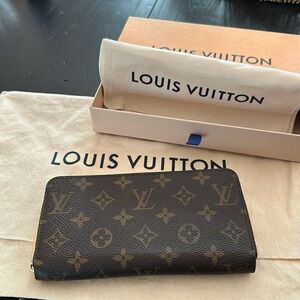 Authentic Louis Vuitton Zippy wallet
